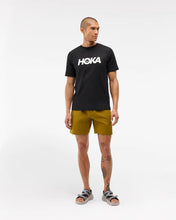 CAMISETA CON LOGO HOKA